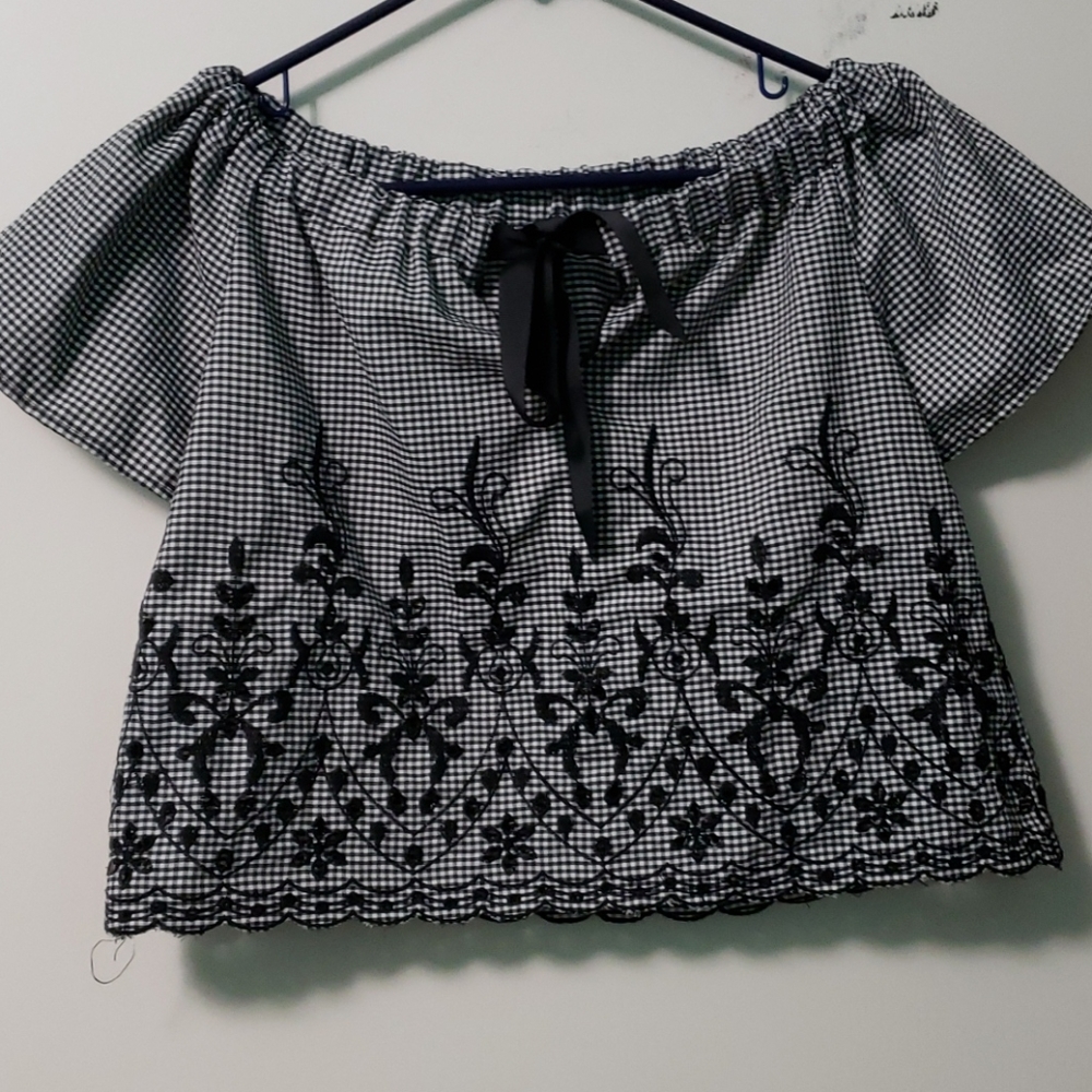 Off the shoulder crop shirt
